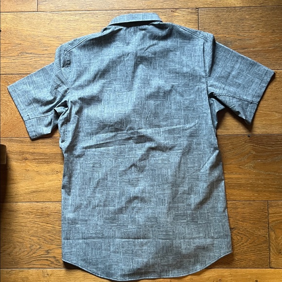 lululemon athletica Men's Textured Gray Button Down Shirt - Picture 3 of 4